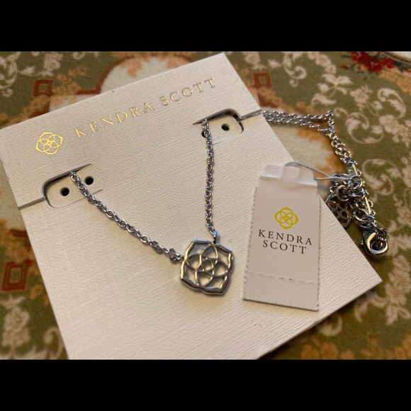 Kendra Scott Decklyn Medallion logo pendant silver - Picture 1 of 3